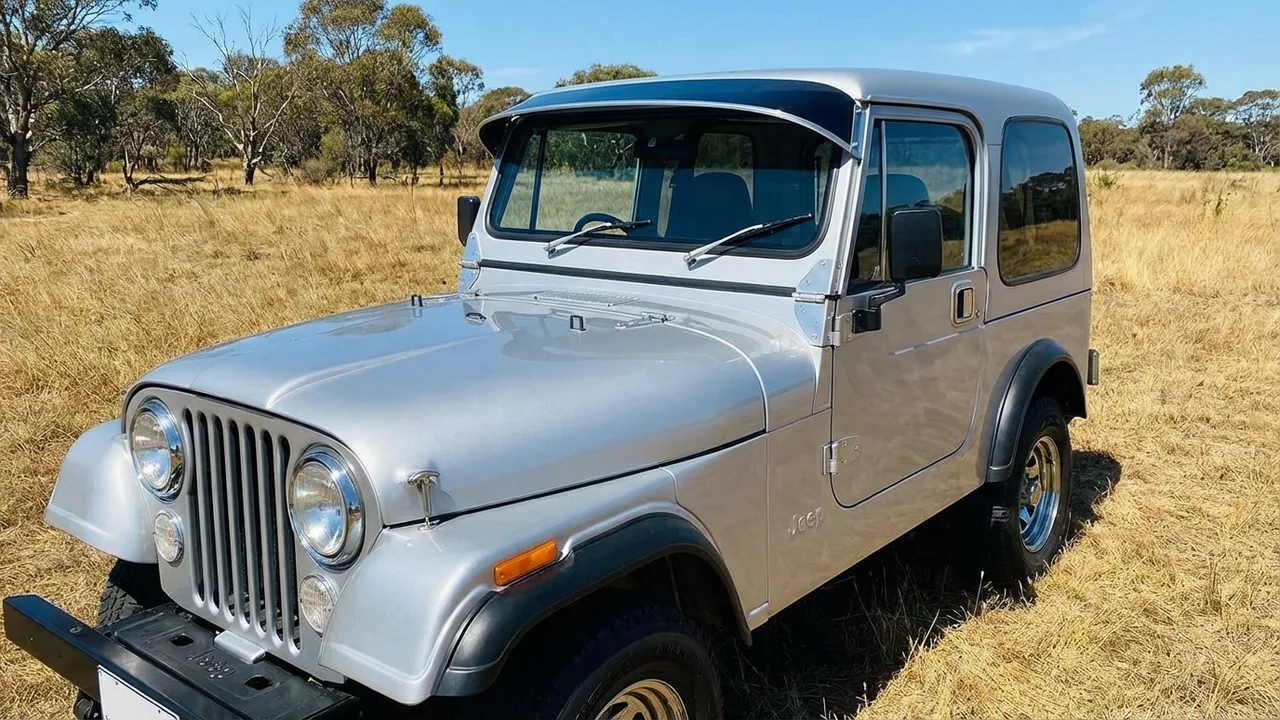 AM General 428 Windscreen Sunvisor - 1