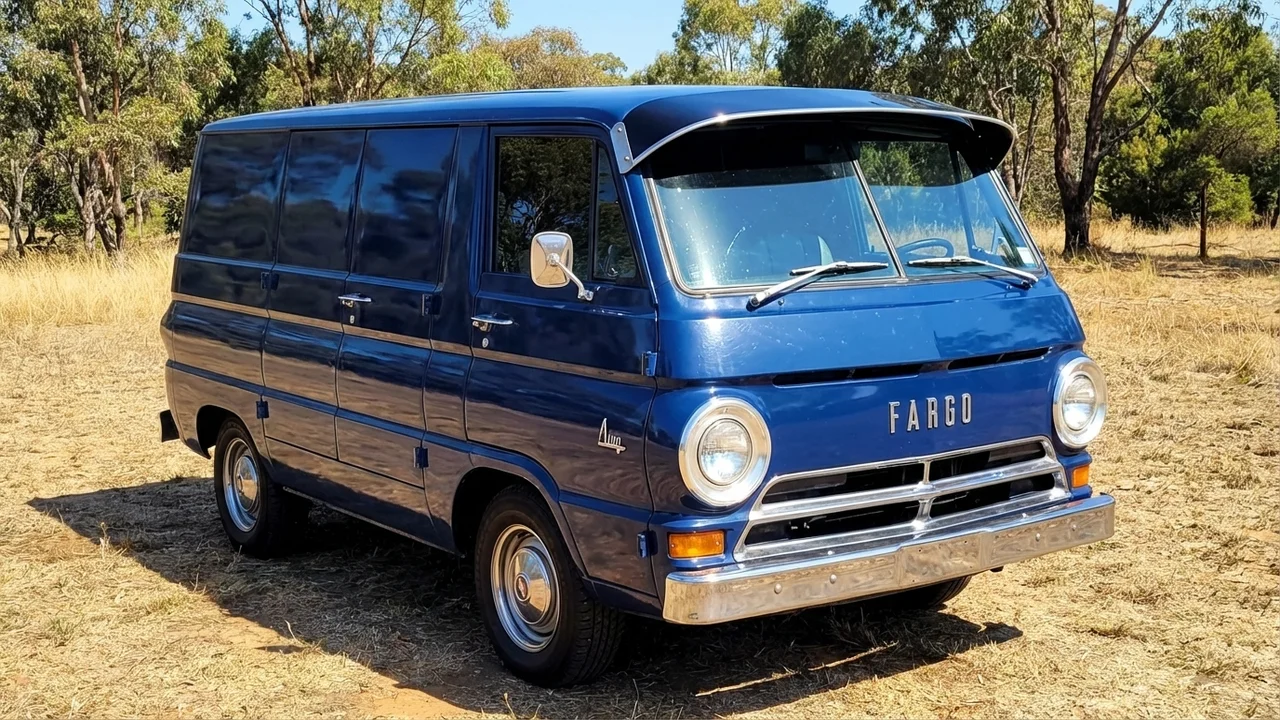 Fargo 428 Windscreen Sunvisor - 1