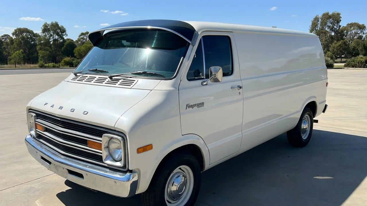 Fargo 428 Windscreen Sunvisor - 1