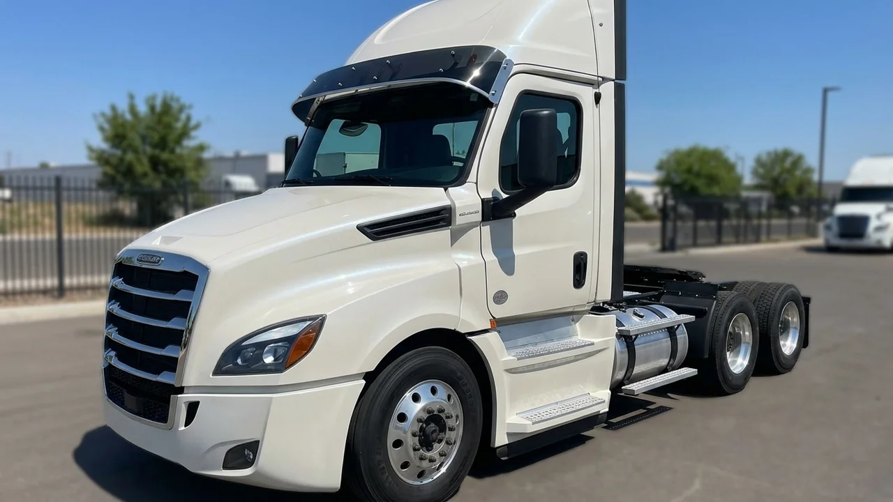 Freightliner 428 Windscreen Sunvisor - 1