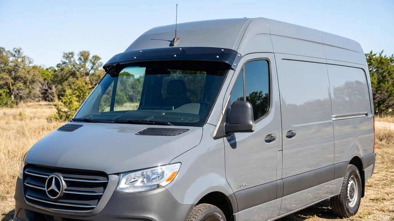 Freightliner 428 Windscreen Sunvisor - 1