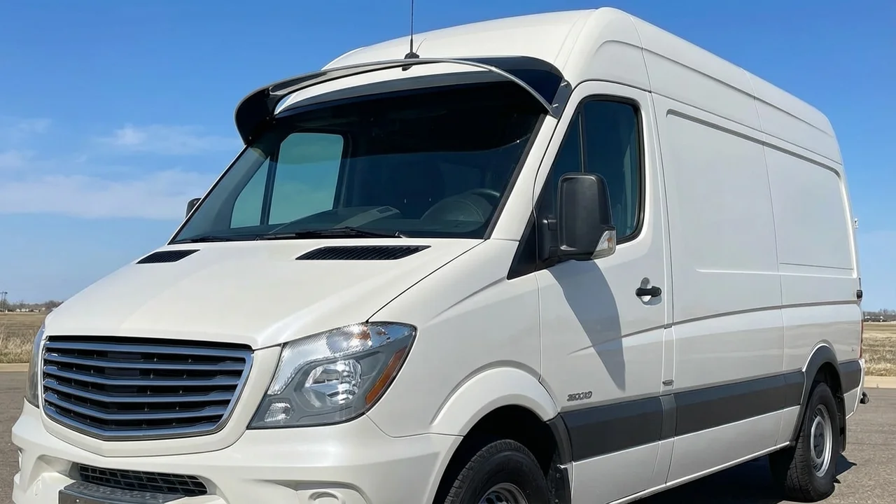 Freightliner 428 Windscreen Sunvisor - 1