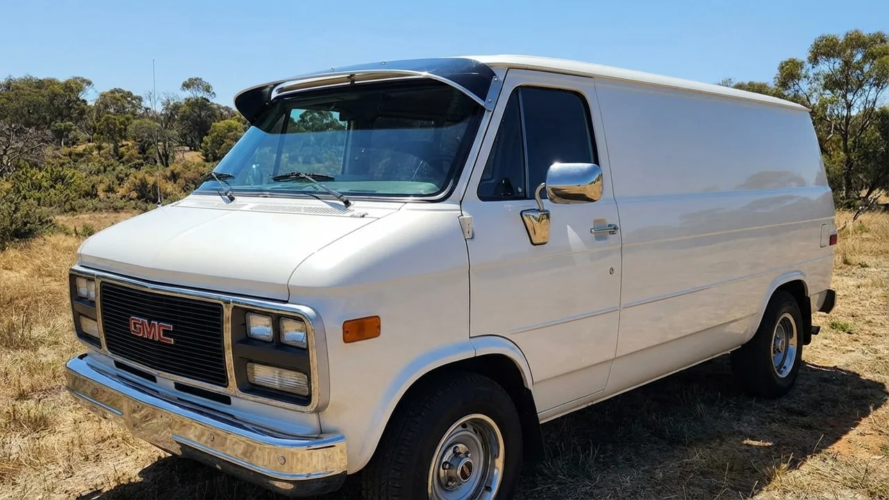 GMC 428 Windscreen Sunvisor - 1