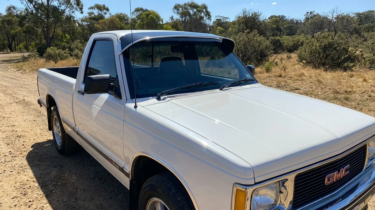 GMC 428 Windscreen Sunvisor - 1