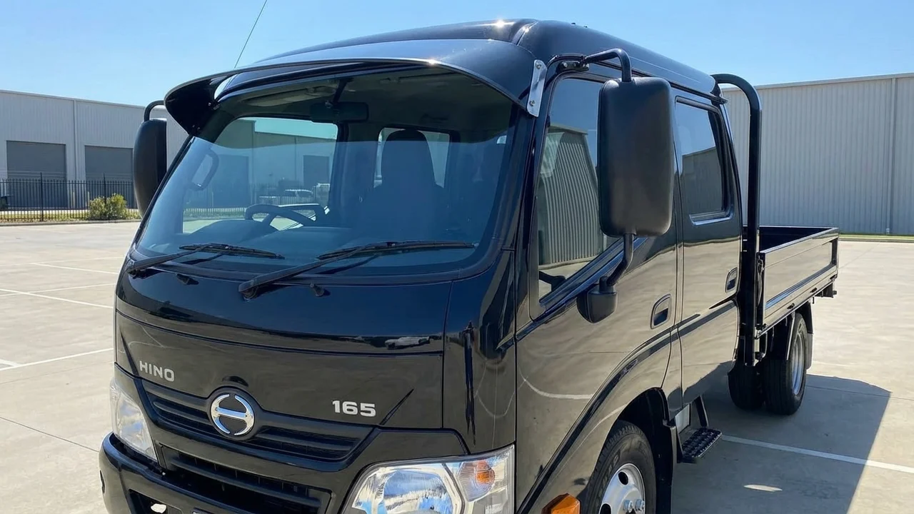 Hino 428 Windscreen Sunvisor - 1