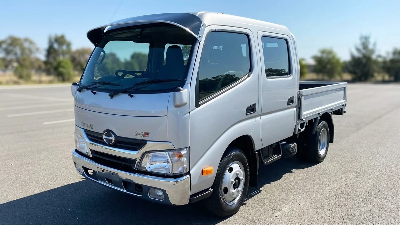 Hino 428 Windscreen Sunvisor - 1