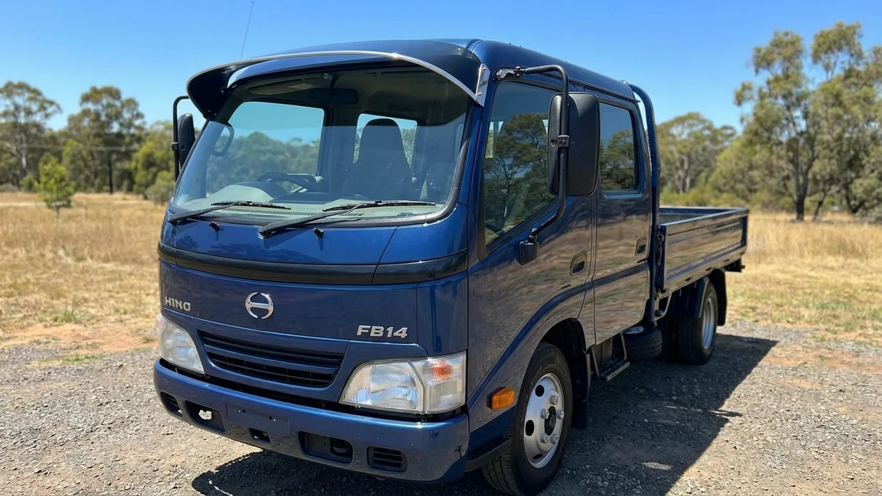 Hino 428 Windscreen Sunvisor - 1