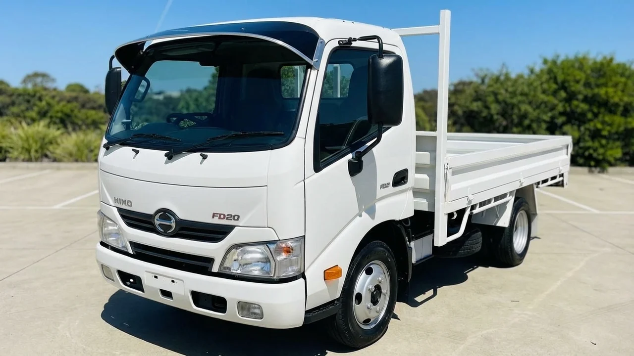 Hino 428 Windscreen Sunvisor - 1
