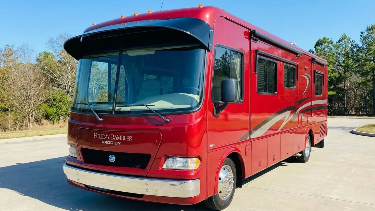 Holiday Rambler 428 Windscreen Sunvisor - 1