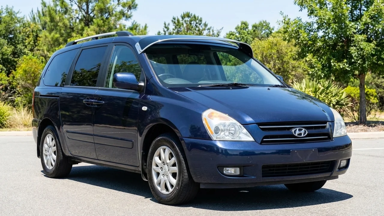 Hyundai 428 Windscreen Sunvisor - 1