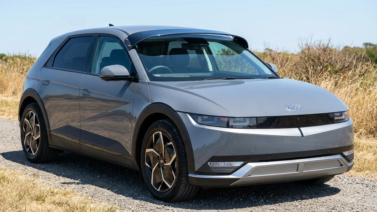 Hyundai 428 Windscreen Sunvisor - 1