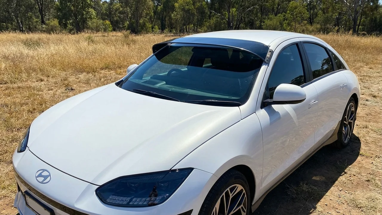 Hyundai 428 Windscreen Sunvisor - 1