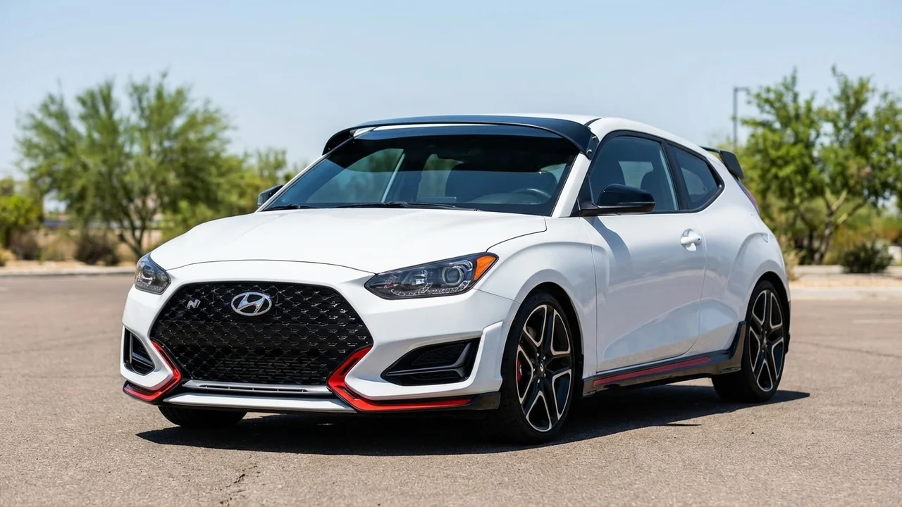 Hyundai 428 Windscreen Sunvisor - 1