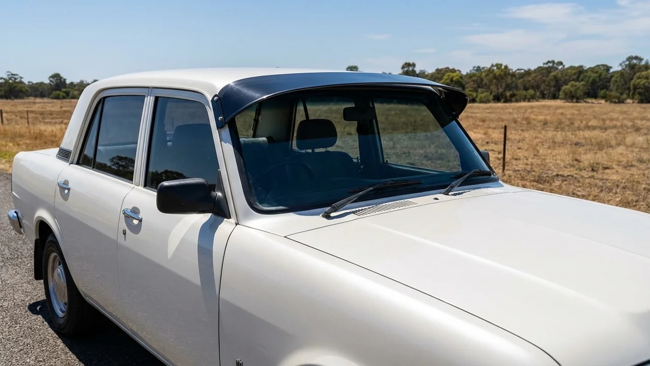 International 428 Windscreen Sunvisor - 1