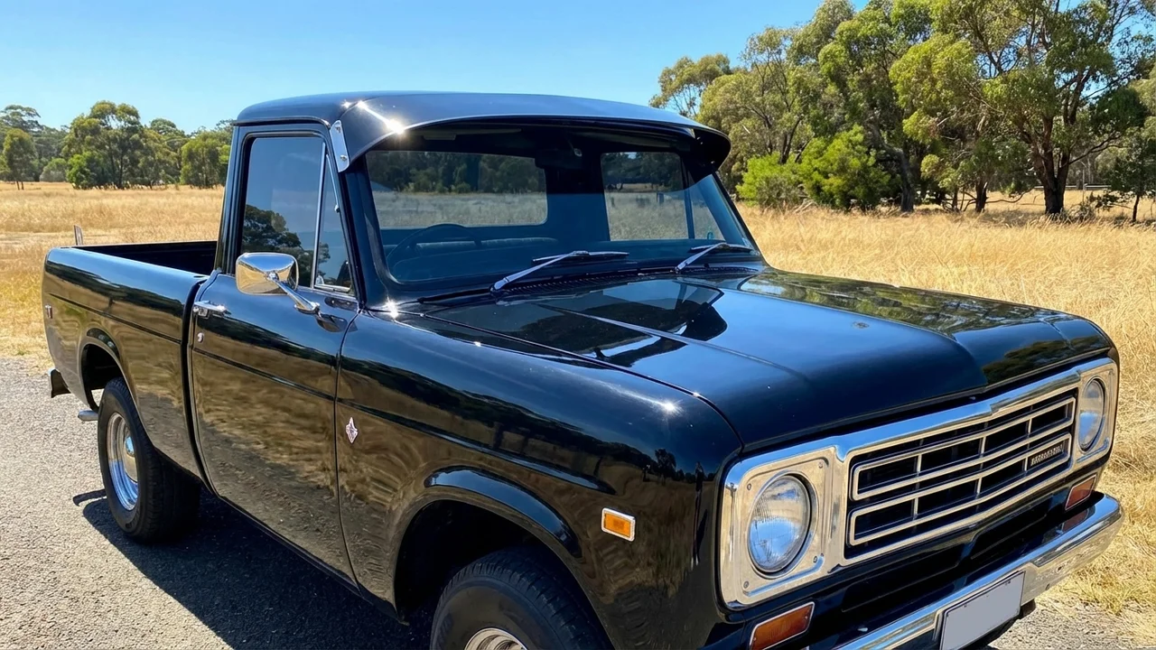 International 428 Windscreen Sunvisor - 1