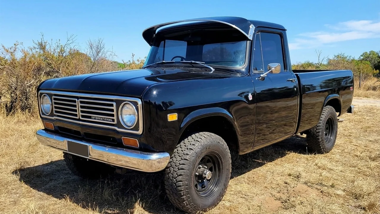 International 428 Windscreen Sunvisor - 1