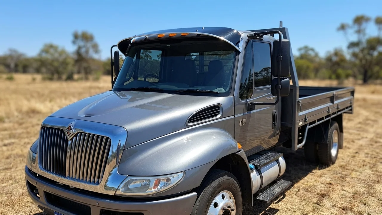 International 428 Windscreen Sunvisor - 1