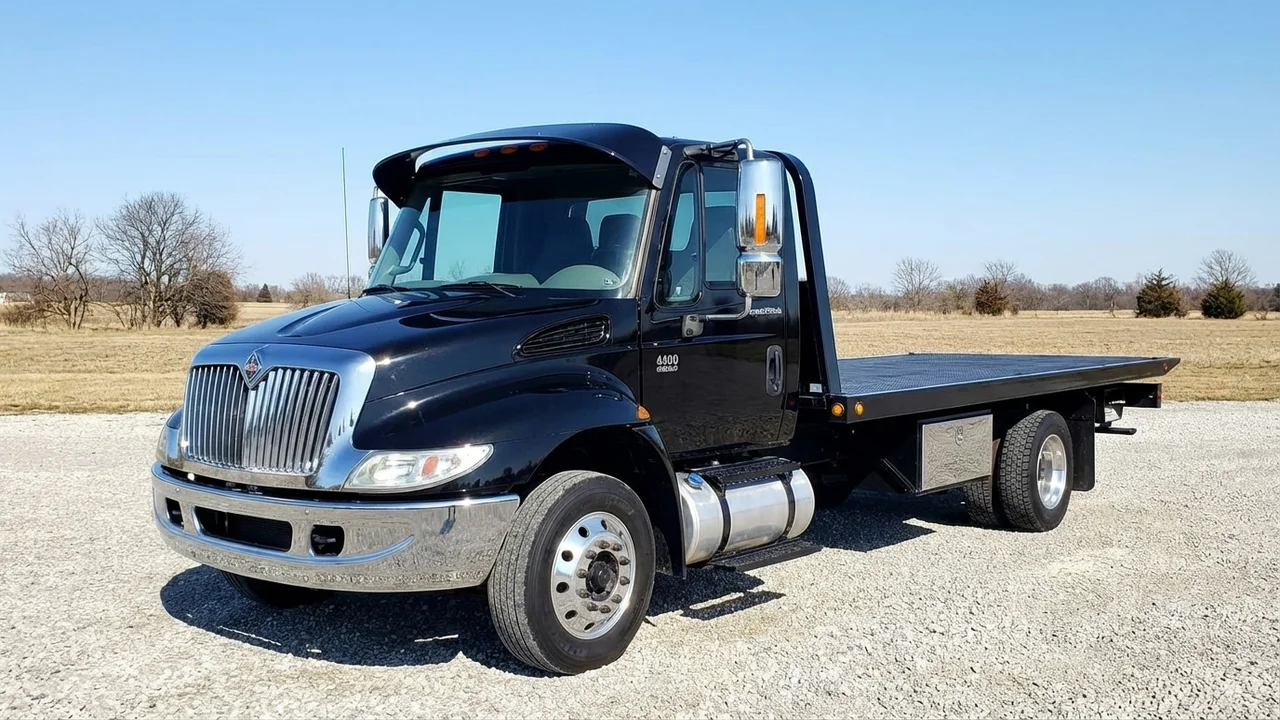 International 428 Windscreen Sunvisor - 1