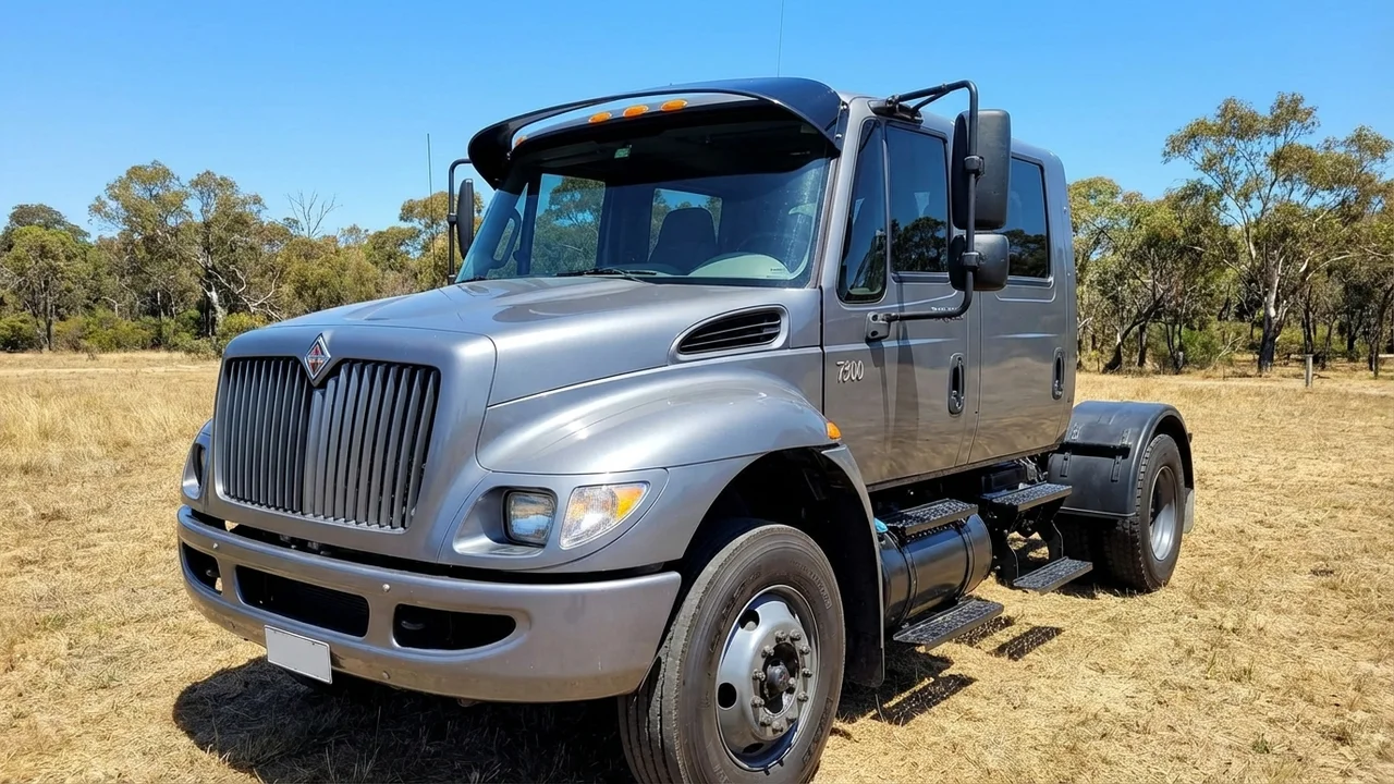 International 428 Windscreen Sunvisor - 1