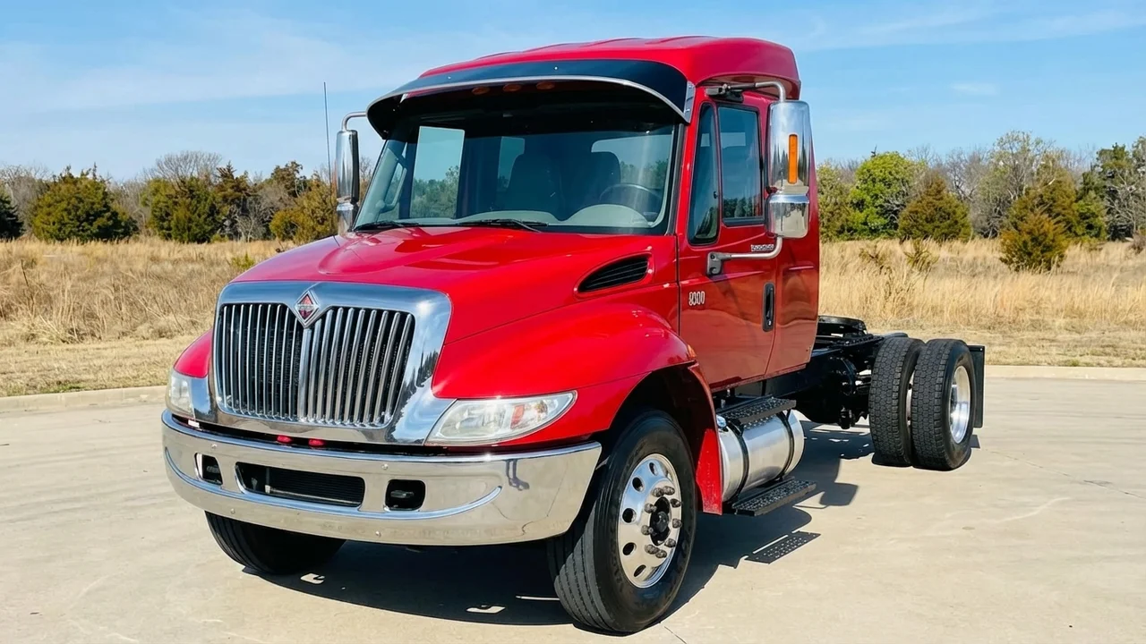 International 428 Windscreen Sunvisor - 1