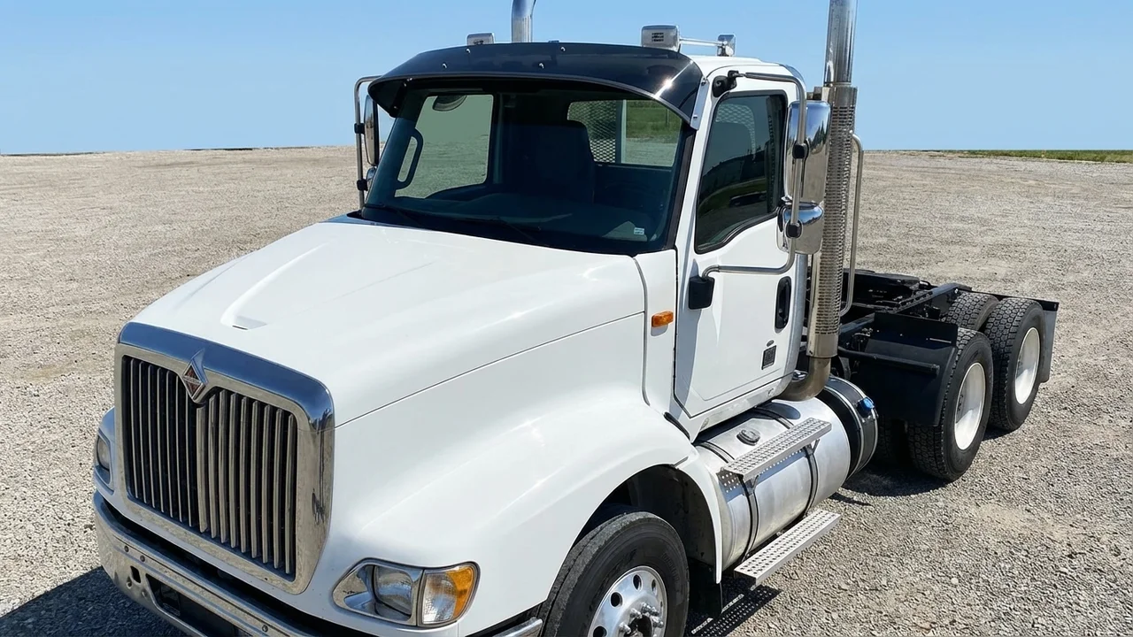 International 428 Windscreen Sunvisor - 1