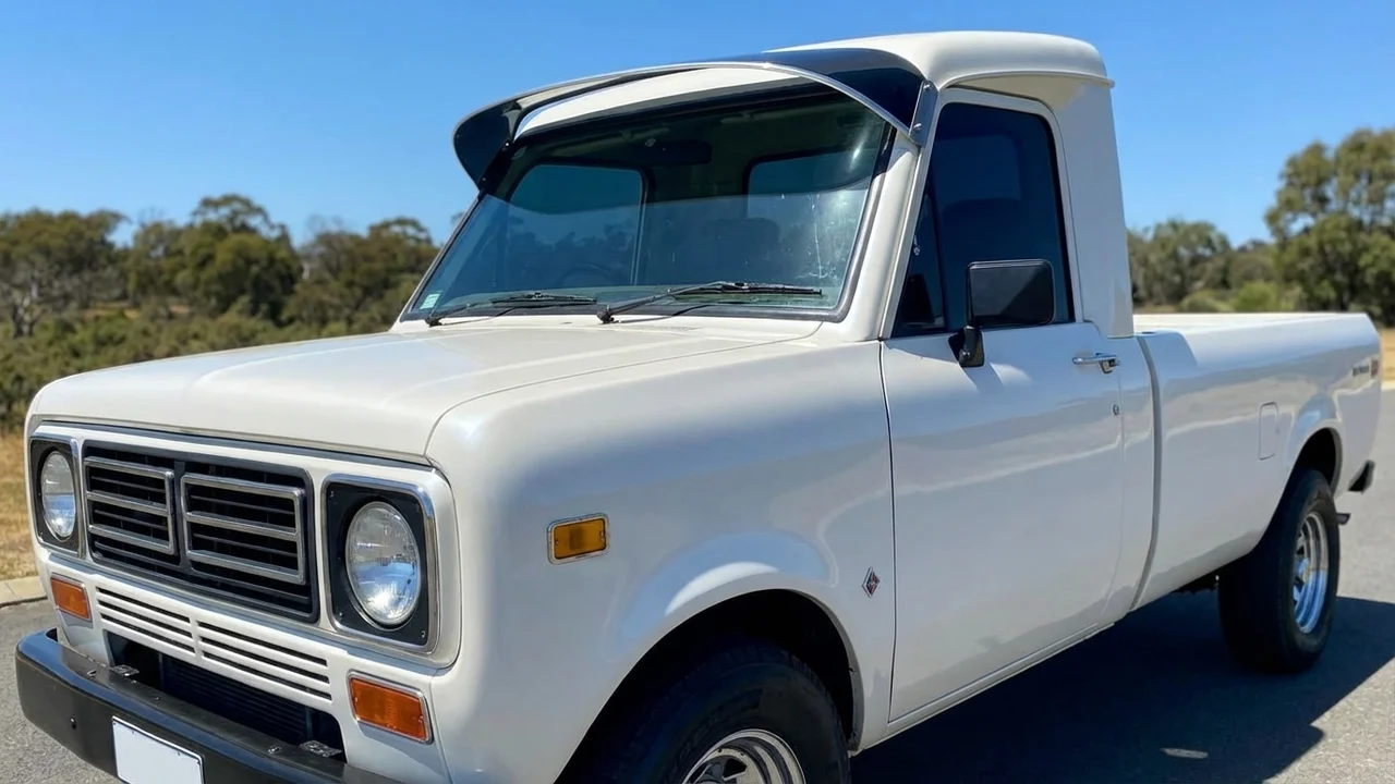 International 428 Windscreen Sunvisor - 1