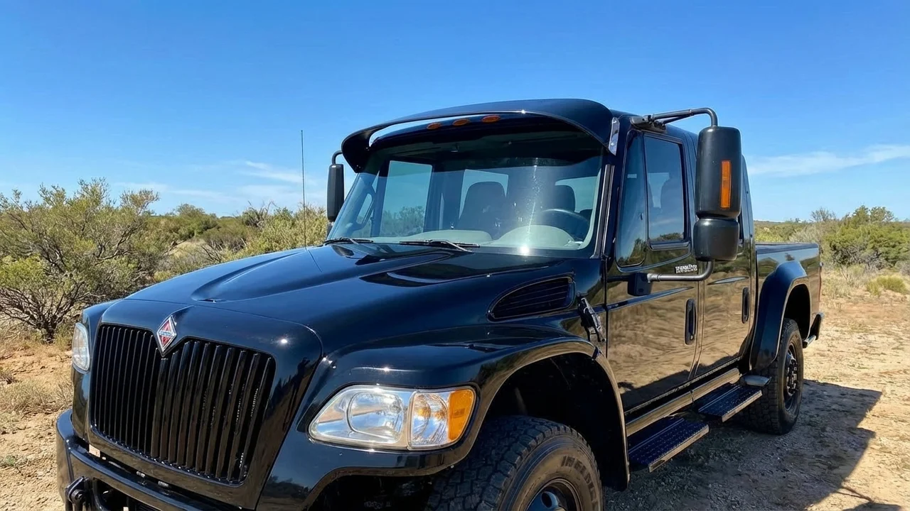 International 428 Windscreen Sunvisor - 1