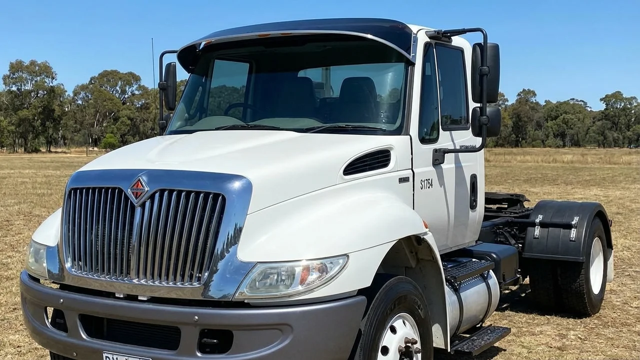 International 428 Windscreen Sunvisor - 1