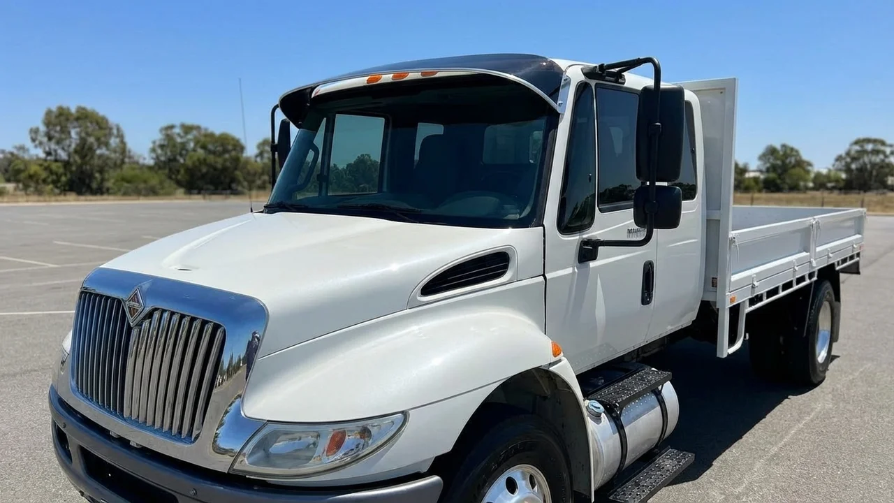 International 428 Windscreen Sunvisor - 1