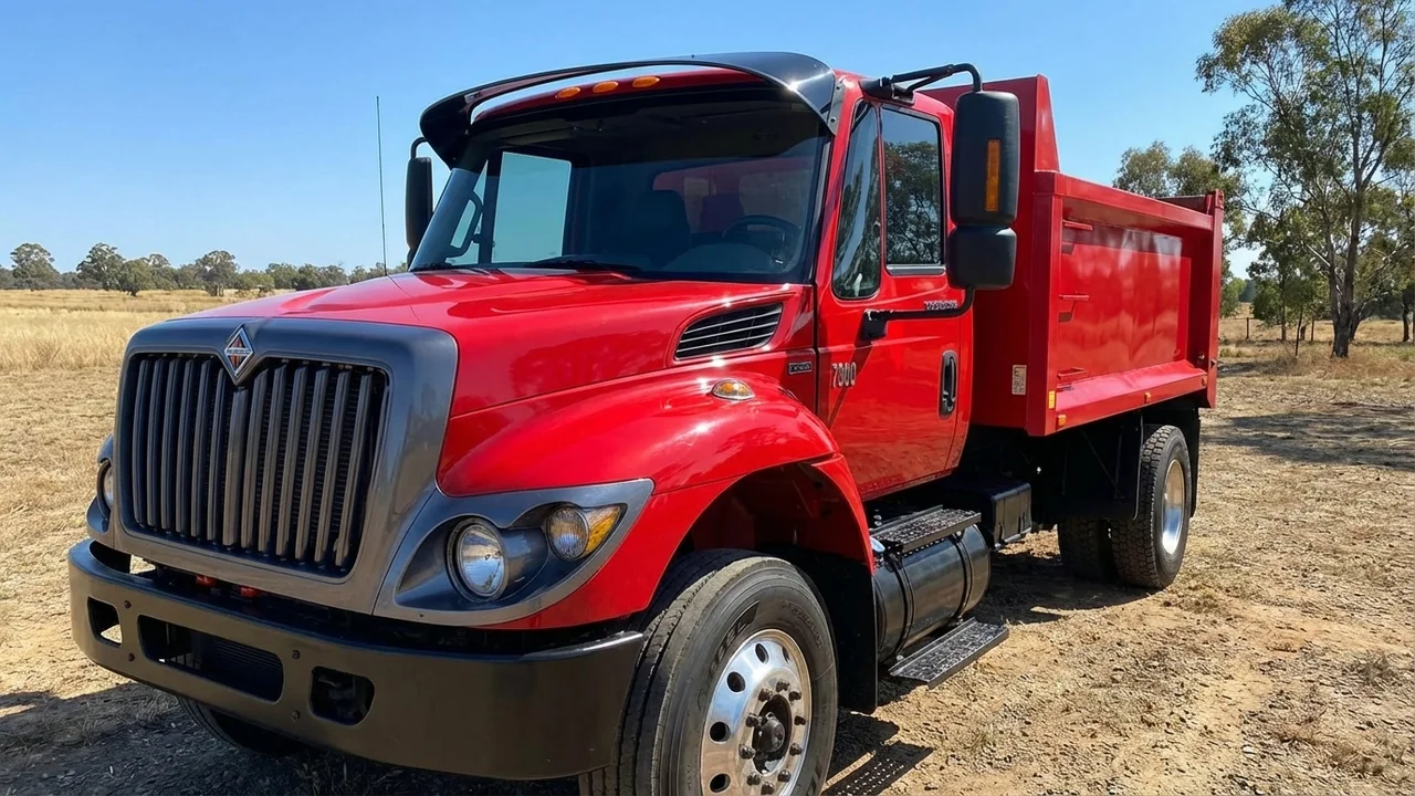 International 428 Windscreen Sunvisor - 1