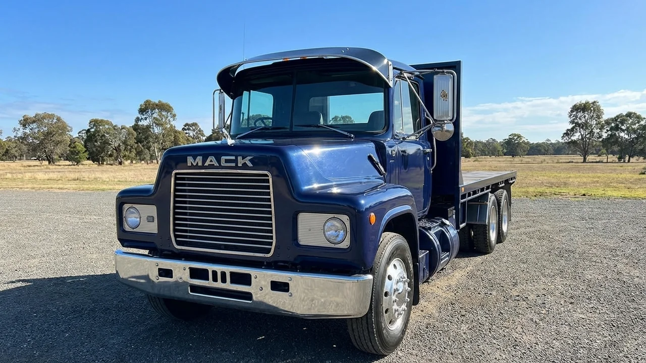 Mack 428 Windscreen Sunvisor - 1