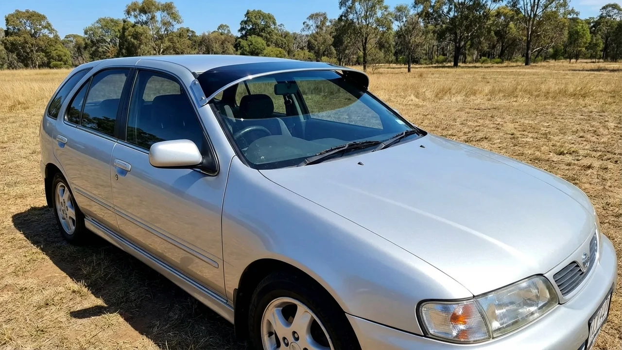 Nissan 428 Windscreen Sunvisor - 1