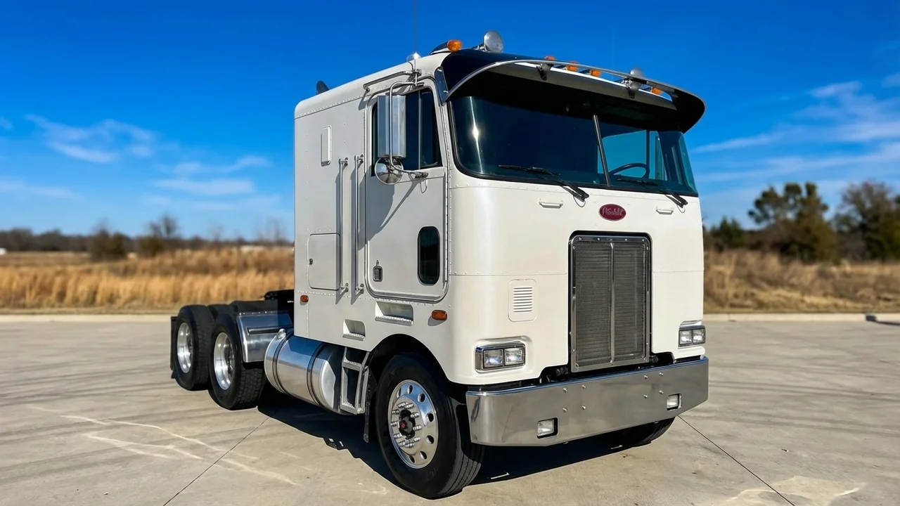 Peterbilt 428 Windscreen Sunvisor - 1