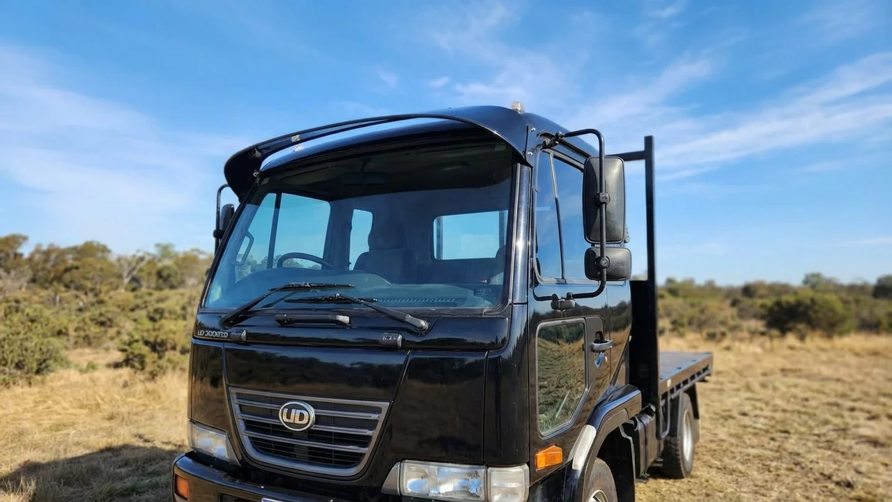 UD 428 Windscreen Sunvisor - 1