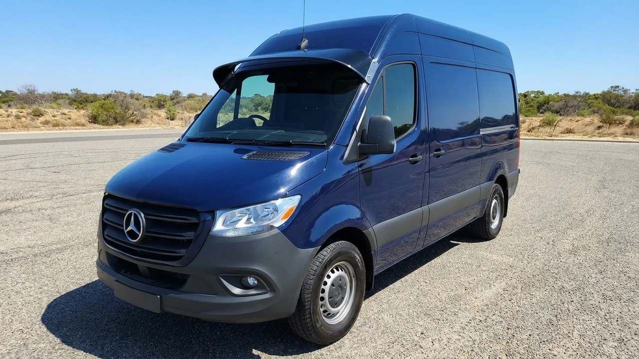 Workhorse 428 Windscreen Sunvisor - 1