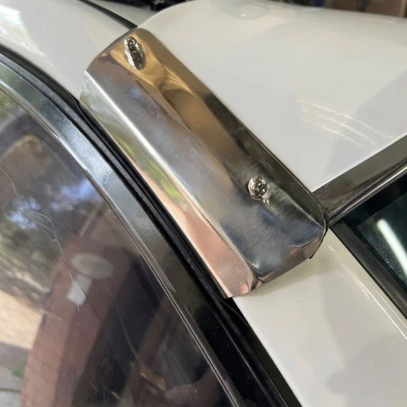 Zestaw uchwytów montażowych do osłony Chevrolet SSR (2003 - 2006) - 1